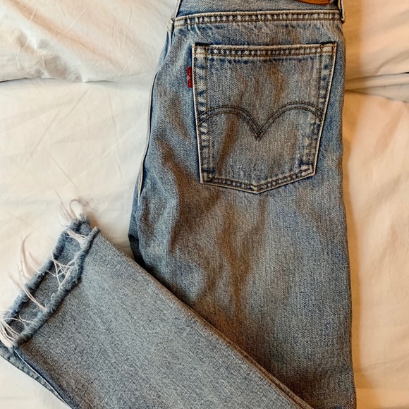 LEVIS Wedgie Fit Distressed Straight Leg Jeans - Picture 3 of 4